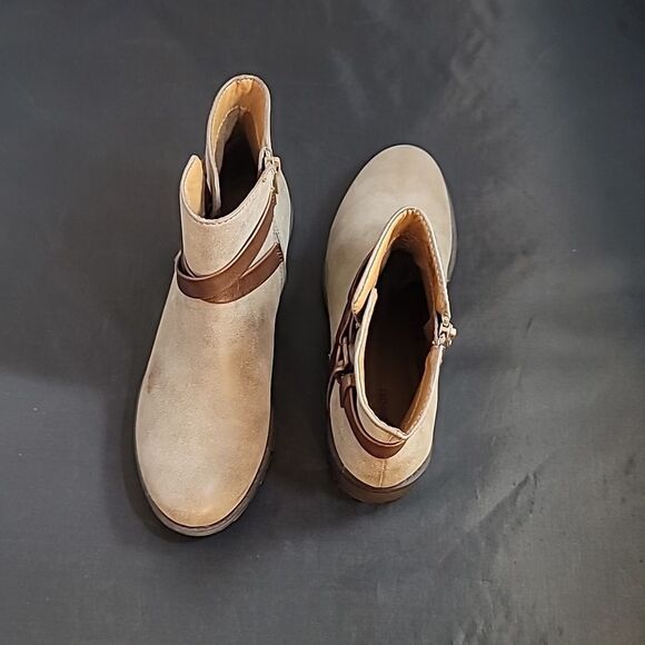 BRAND NEW I LOVE COMFORT VINTAGE ROUND TOE CROSSOVER BUCKLE STRAP ANKLE BOOTIES - Picture 4 of 16